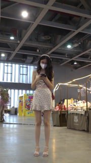 精选_抄底_无内漫展抄底大长腿苗条眼镜妹，发现居然是无内_29